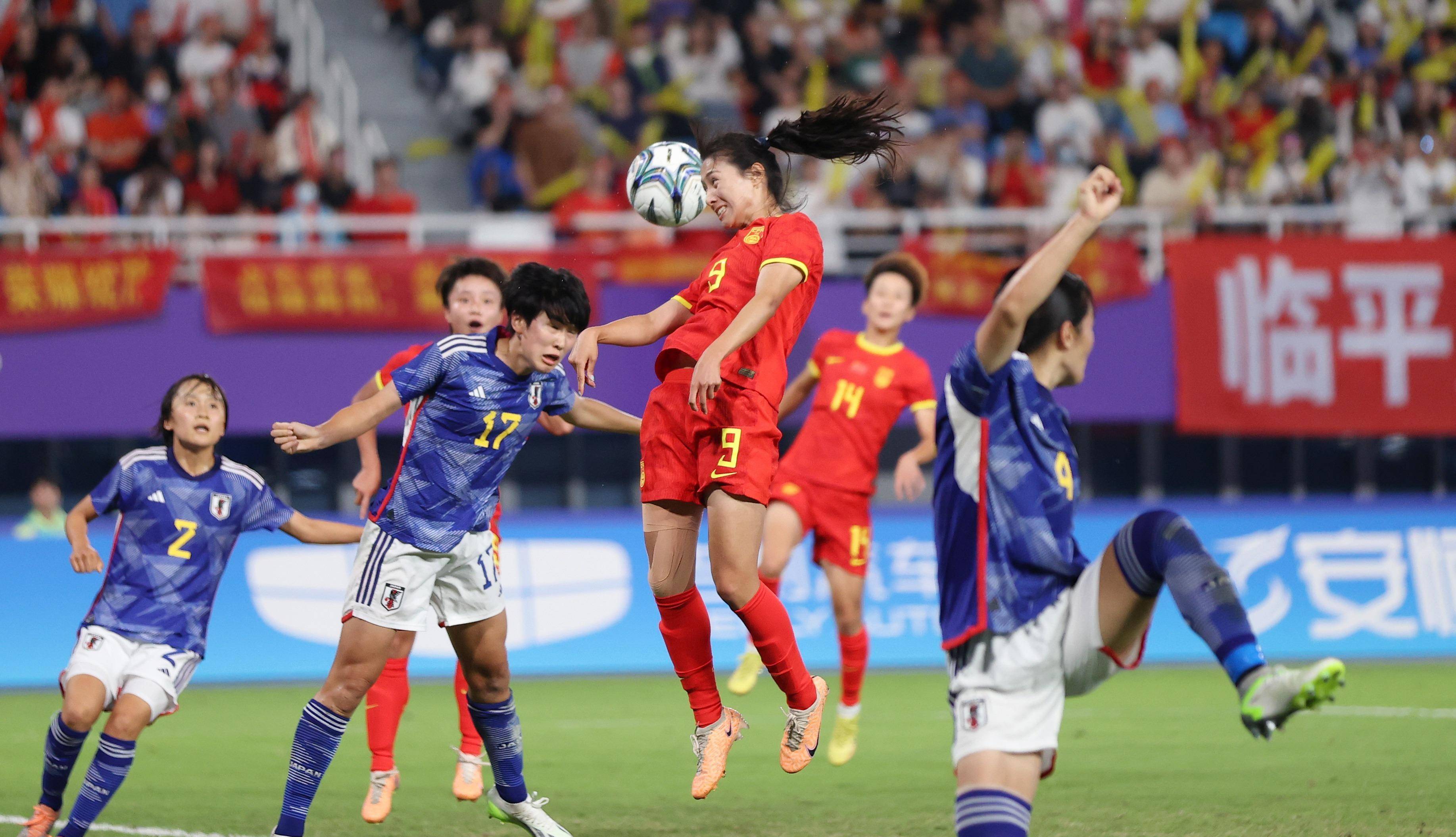 华体会入口-顶尖女足球员在比赛中展现出色实力