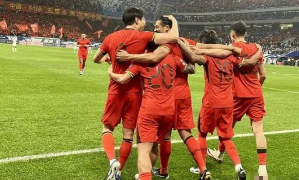 华体会馆-球员表现抢眼，国内足球比赛激情高涨的简单介绍