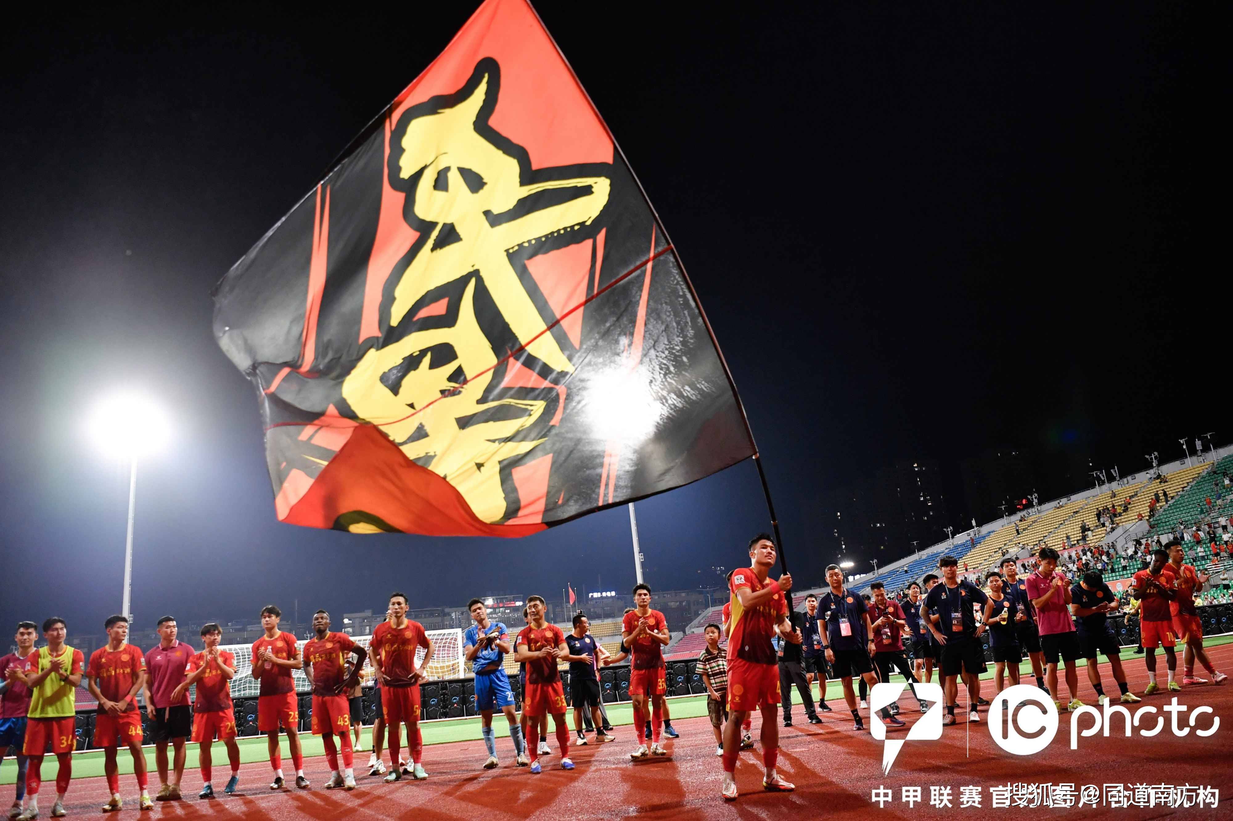 华体会app下载地址-关于足球联赛的热闹场面吸引众多观众的信息